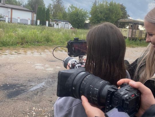 Młodzież tworzy rapowy klip od podstaw