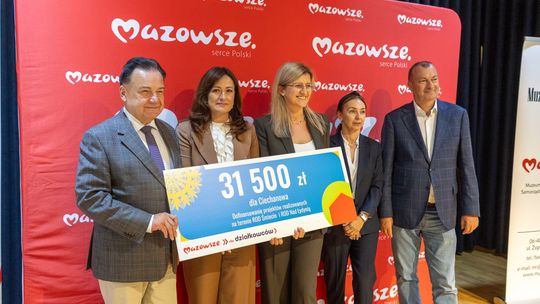 Beneficjenci z czekami na wsparcie działalności