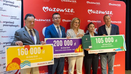 Beneficjenci z czekami na wsparcie działalności