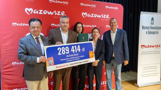 Beneficjenci z czekami na wsparcie działalności