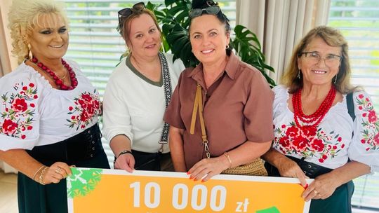 Beneficjenci z czekami na wsparcie działalności