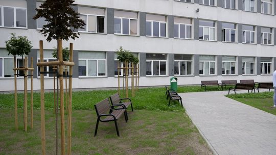 Teren rekreacyjny przy Zespole Szkół nr 4 w Mławie z siłownią zewnętrzną i stołami do gier.