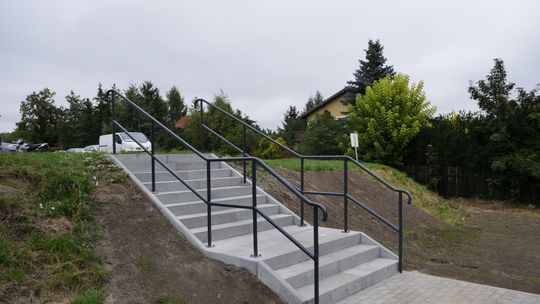 Teren rekreacyjny przy Zespole Szkół nr 4 w Mławie z siłownią zewnętrzną i stołami do gier.