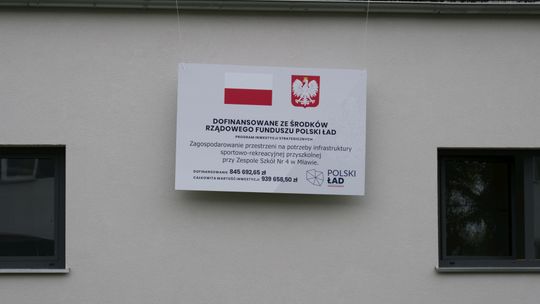 Teren rekreacyjny przy Zespole Szkół nr 4 w Mławie z siłownią zewnętrzną i stołami do gier.