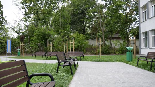 Teren rekreacyjny przy Zespole Szkół nr 4 w Mławie z siłownią zewnętrzną i stołami do gier.