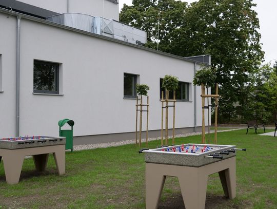 Nowe oblicze "Ekonomika" w Mławie. Uczniowie zyskali siłownię, boisko i strefę gier.