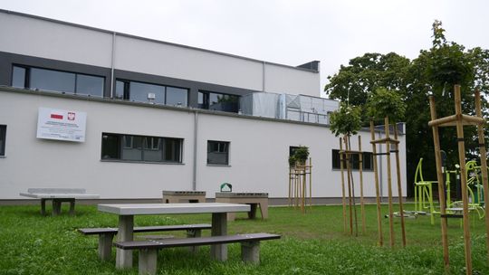 Teren rekreacyjny przy Zespole Szkół nr 4 w Mławie z siłownią zewnętrzną i stołami do gier.