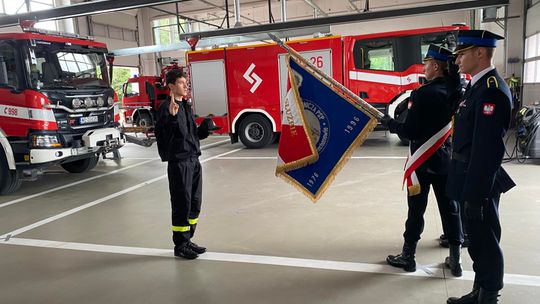 Uroczyste ślubowanie nowego strażaka Filipa Ordakowskiego w Komendzie PSP w Ciechanowie