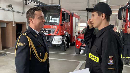 Uroczyste ślubowanie nowego strażaka Filipa Ordakowskiego w Komendzie PSP w Ciechanowie