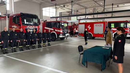 Uroczyste ślubowanie nowego strażaka Filipa Ordakowskiego w Komendzie PSP w Ciechanowie