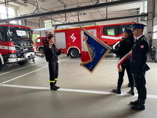 Uroczyste ślubowanie nowego strażaka Filipa Ordakowskiego w Komendzie PSP w Ciechanowie