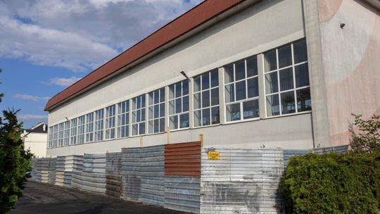 Budynek Szkoły Podstawowej nr 3 w Ciechanowie podczas prac termomodernizacyjnych.