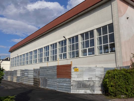 Budynek Szkoły Podstawowej nr 3 w Ciechanowie podczas prac termomodernizacyjnych.