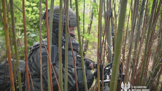 Żołnierze 5 Mazowieckiej Brygady Obrony Terytorialnej podczas ćwiczeń "Ognista Burza-25" na Mazowszu.
