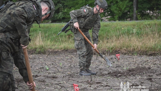 Żołnierze 5 Mazowieckiej Brygady Obrony Terytorialnej podczas ćwiczeń "Ognista Burza-25" na Mazowszu.