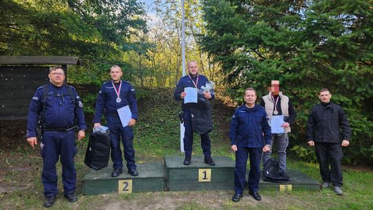 Zdjęcia z zawodów strzeleckich ciechanowskiej policji
