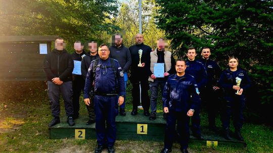 Zdjęcia z zawodów strzeleckich ciechanowskiej policji