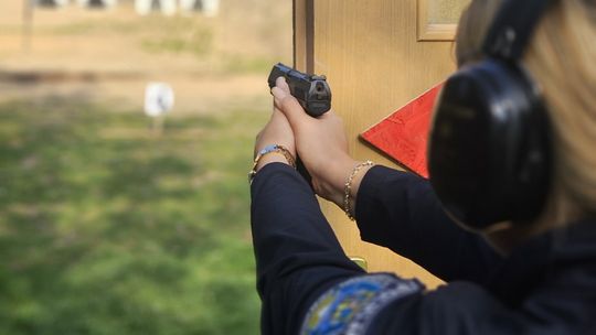 Zdjęcia z zawodów strzeleckich ciechanowskiej policji