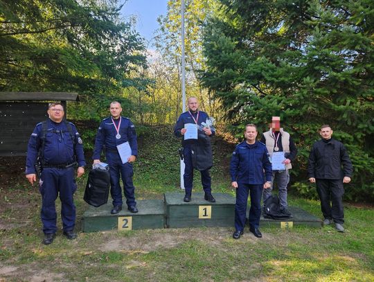 Zdjęcia z zawodów strzeleckich ciechanowskiej policji