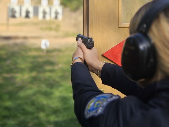 Zdjęcia z zawodów strzeleckich ciechanowskiej policji