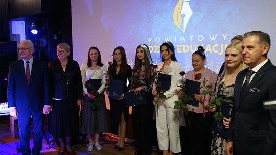 Powiatowy Dzień Edukacji 2025 w Ciechanowie Zdjęcia z gali Powiatowego Dnia Edukacji w Ciechanowie