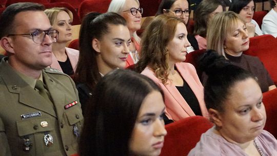 Powiatowy Dzień Edukacji 2025 w Ciechanowie Zdjęcia z gali Powiatowego Dnia Edukacji w Ciechanowie