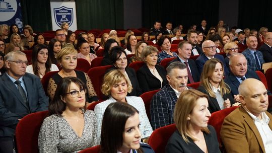 Powiatowy Dzień Edukacji 2025 w Ciechanowie Zdjęcia z gali Powiatowego Dnia Edukacji w Ciechanowie