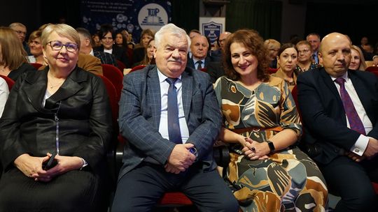 Powiatowy Dzień Edukacji 2025 w Ciechanowie Zdjęcia z gali Powiatowego Dnia Edukacji w Ciechanowie