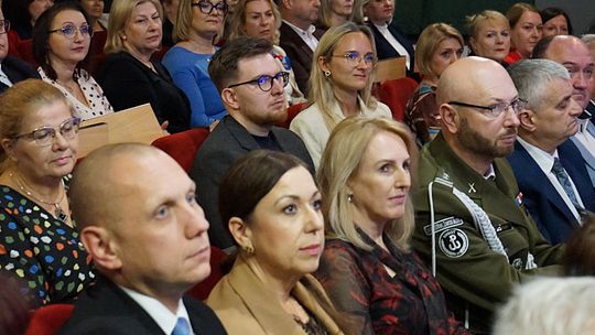 Powiatowy Dzień Edukacji 2025 w Ciechanowie Zdjęcia z gali Powiatowego Dnia Edukacji w Ciechanowie