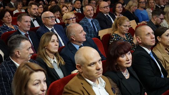 Powiatowy Dzień Edukacji 2025 w Ciechanowie Zdjęcia z gali Powiatowego Dnia Edukacji w Ciechanowie