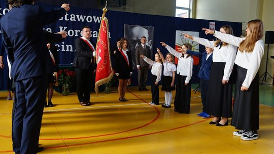 Nadanie sztandaru i imienia Janusza Korczaka Szkole Podstawowej w Gąsocinie Zdjęcia z uroczystości w Szkole Podstawowej w Gąsocinie