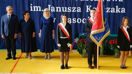 Nadanie sztandaru i imienia Janusza Korczaka Szkole Podstawowej w Gąsocinie Zdjęcia z uroczystości w Szkole Podstawowej w Gąsocinie
