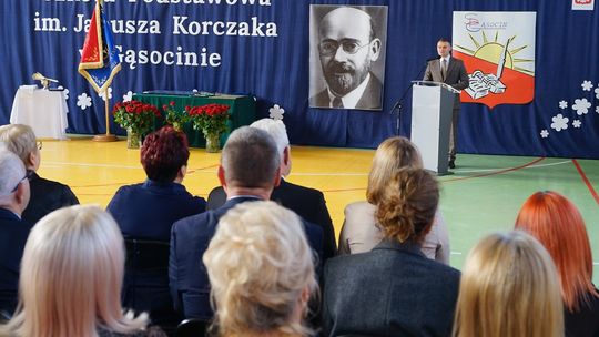 Nadanie sztandaru i imienia Janusza Korczaka Szkole Podstawowej w Gąsocinie Zdjęcia z uroczystości w Szkole Podstawowej w Gąsocinie