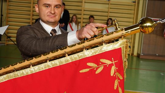 Nadanie sztandaru i imienia Janusza Korczaka Szkole Podstawowej w Gąsocinie Zdjęcia z uroczystości w Szkole Podstawowej w Gąsocinie