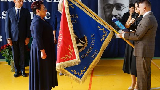 Nadanie sztandaru i imienia Janusza Korczaka Szkole Podstawowej w Gąsocinie Zdjęcia z uroczystości w Szkole Podstawowej w Gąsocinie