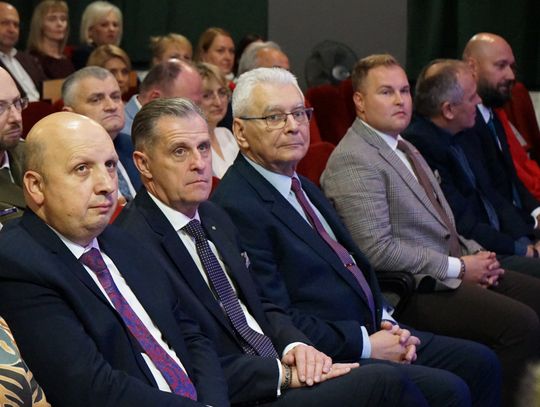 Zdjęcia z gali Powiatowego Dnia Edukacji w Ciechanowie