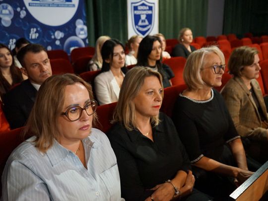 Zdjęcia z gali Powiatowego Dnia Edukacji w Ciechanowie