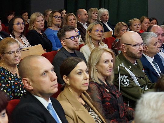 Zdjęcia z gali Powiatowego Dnia Edukacji w Ciechanowie