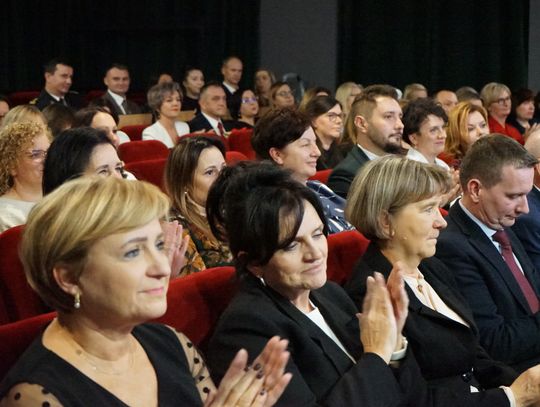 Zdjęcia z gali Powiatowego Dnia Edukacji w Ciechanowie