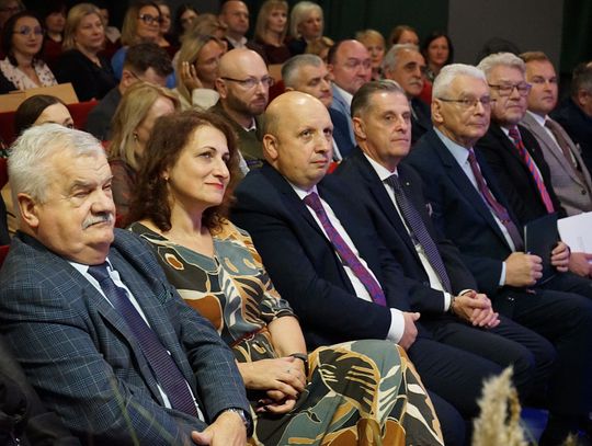 Zdjęcia z gali Powiatowego Dnia Edukacji w Ciechanowie