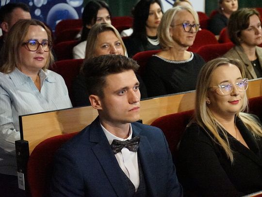 Zdjęcia z gali Powiatowego Dnia Edukacji w Ciechanowie