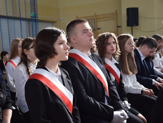 Zdjęcia z uroczystości w Szkole Podstawowej w Gąsocinie