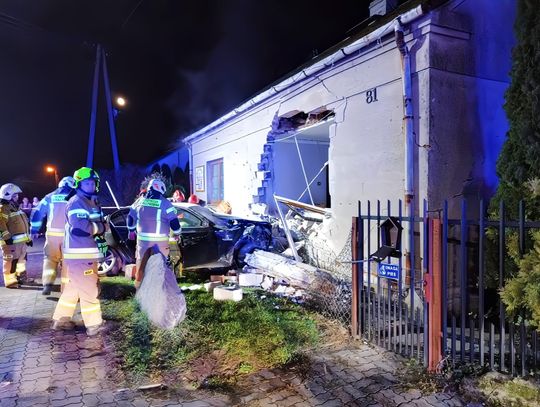 Samochód wjechał do domu jednorodzinnego