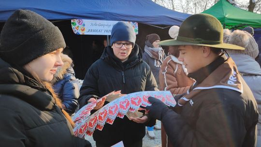Mędrcy i orszak w drodze za gwiazdą