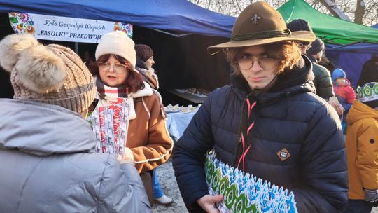Mędrcy i orszak w drodze za gwiazdą