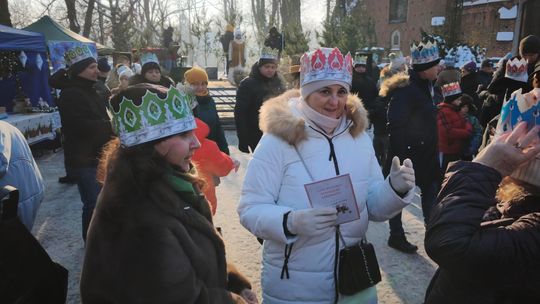 Mędrcy i orszak w drodze za gwiazdą