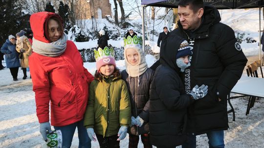 Mędrcy i orszak w drodze za gwiazdą