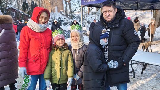 Mędrcy i orszak w drodze za gwiazdą