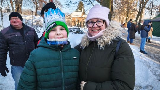 Mędrcy i orszak w drodze za gwiazdą