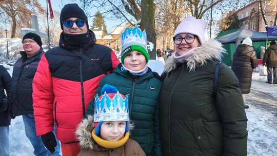 Mędrcy i orszak w drodze za gwiazdą